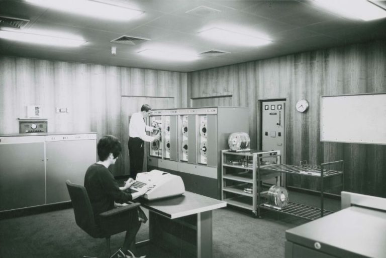 Early Office Computer 30 Retro office photos from the ’70s and ’80s – Garlic Soda