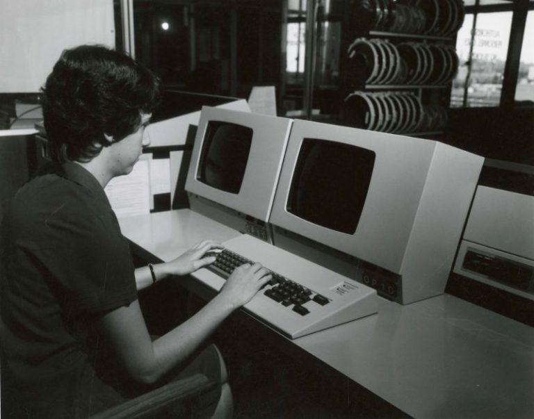 Early Office Computer 30 Retro office photos from the ’70s and ’80s – Garlic Soda