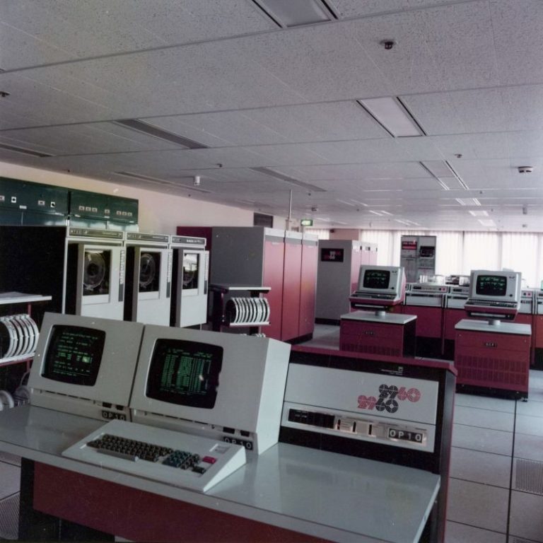 Early Office Computer 30 Retro office photos from the ’70s and ’80s – Garlic Soda