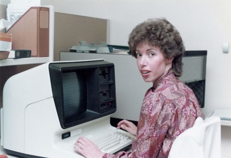 Early Office Computer 30 Retro office photos from the ’70s and ’80s – Garlic Soda