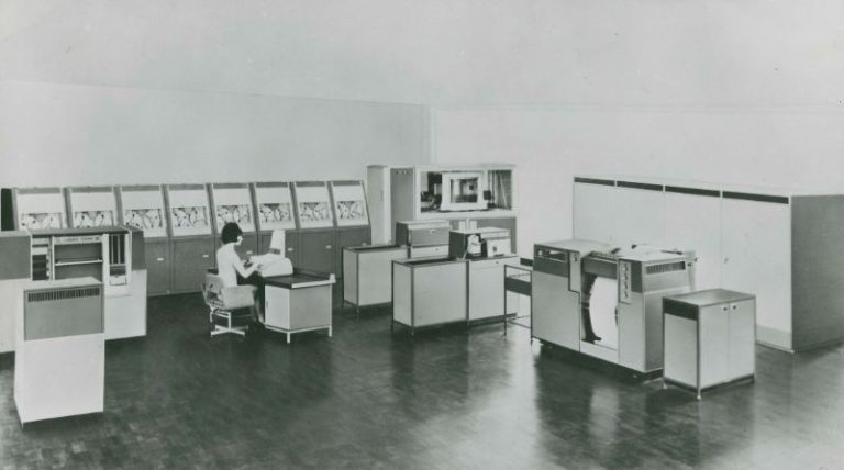 Early Office Computer 30 Retro office photos from the ’70s and ’80s – Garlic Soda